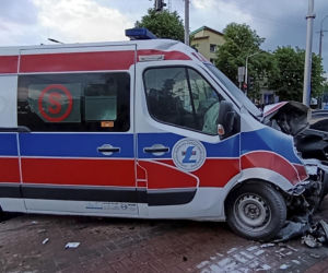 Karetka staranowała osobówkę. Wiele osób rannych