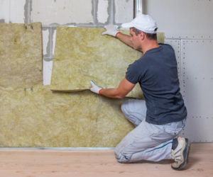 Jak prawidłowo wykonać ocieplenie ścian od wewnątrz w budynkach mieszkalnych?