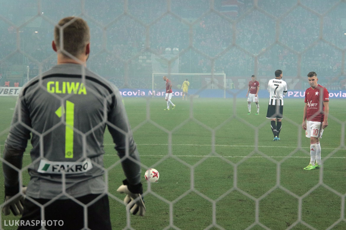Dziury wypalone w murawie, powyrywane krzesełka, zdewastowane łazienki: Stadion Wisły po meczu z Sandecją [ZDJĘCIA, AUDIO, WIDEO]