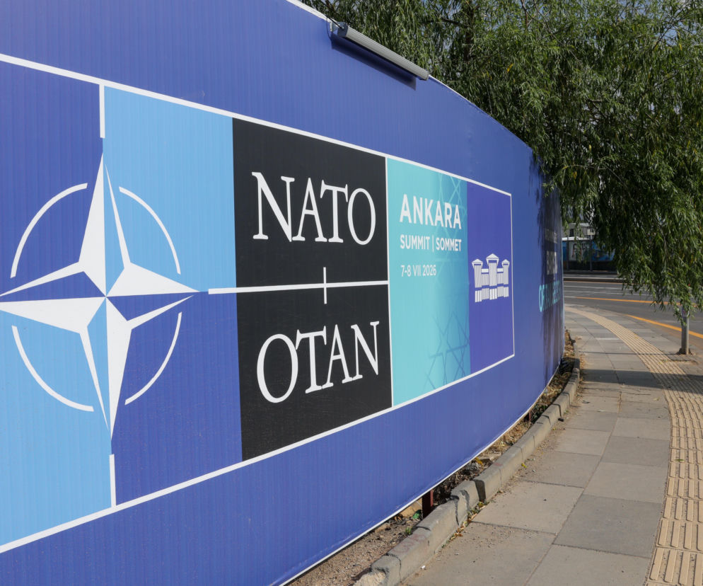 Niebieski baner szczytu NATO w Ankarze z 2026 roku przy chodniku. O szczegółach wydarzenia przeczytasz na SE Portal Obronny.