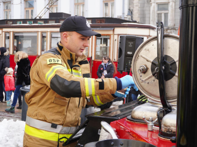 34. Finał WOŚP. Dziennikarze Radia ESKA rozgrzewają Tarnów pysznym żurkiem!
