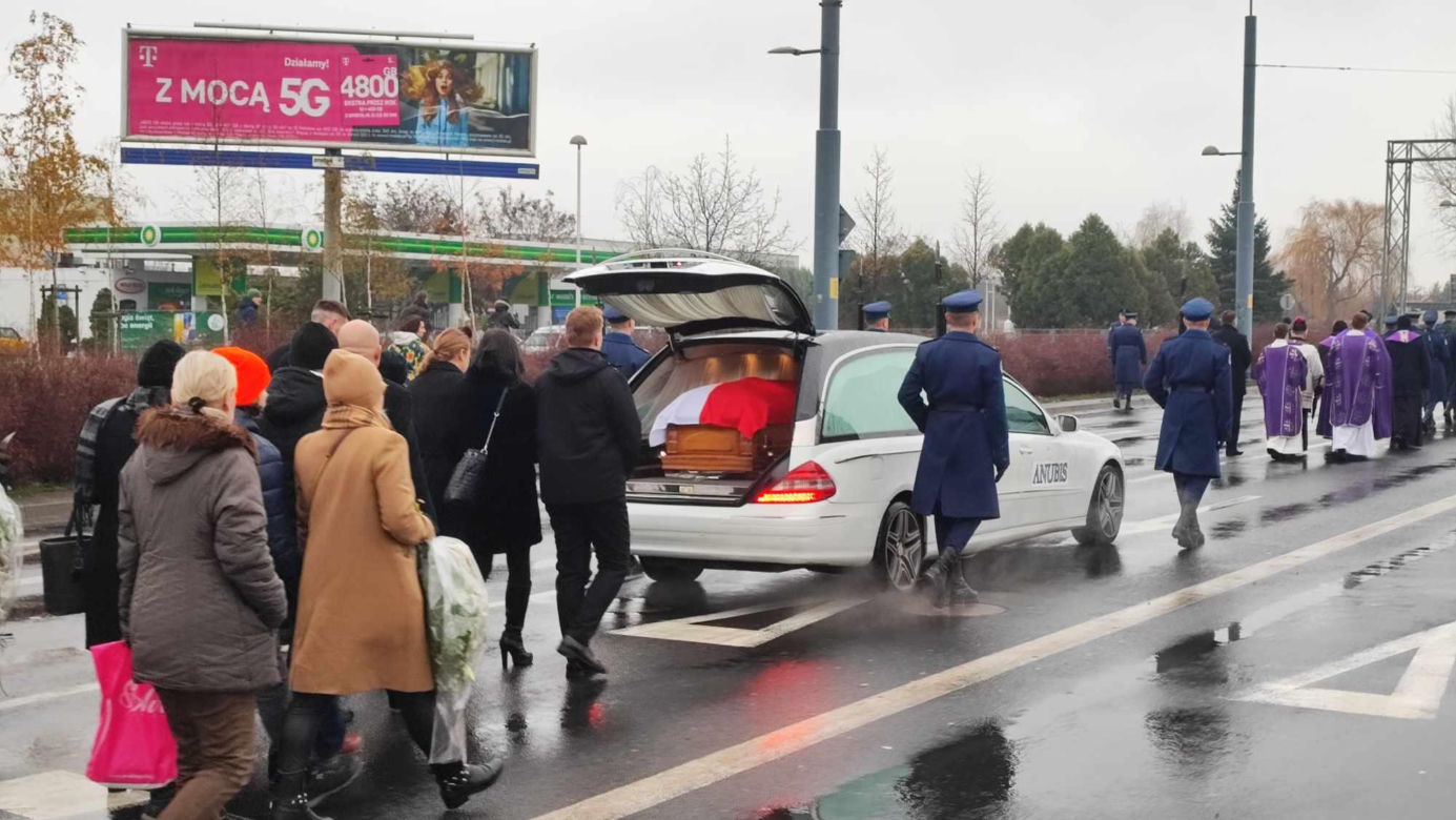  Wrocław. Ostatnie pożegnanie policjantów zastrzelonych na służbie. "Wasz tata jest bohaterem"