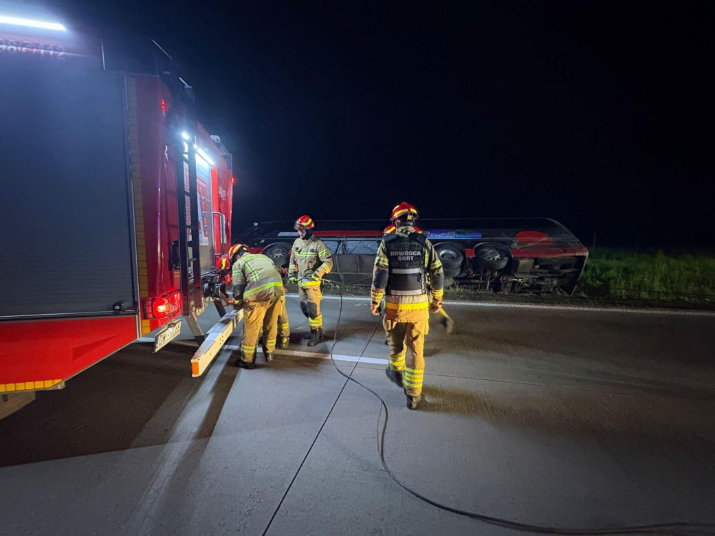 Wypadek autokaru wojskowego na autostradzie A4. Wielka akcja służb ratunkowych [ZDJĘCIA]