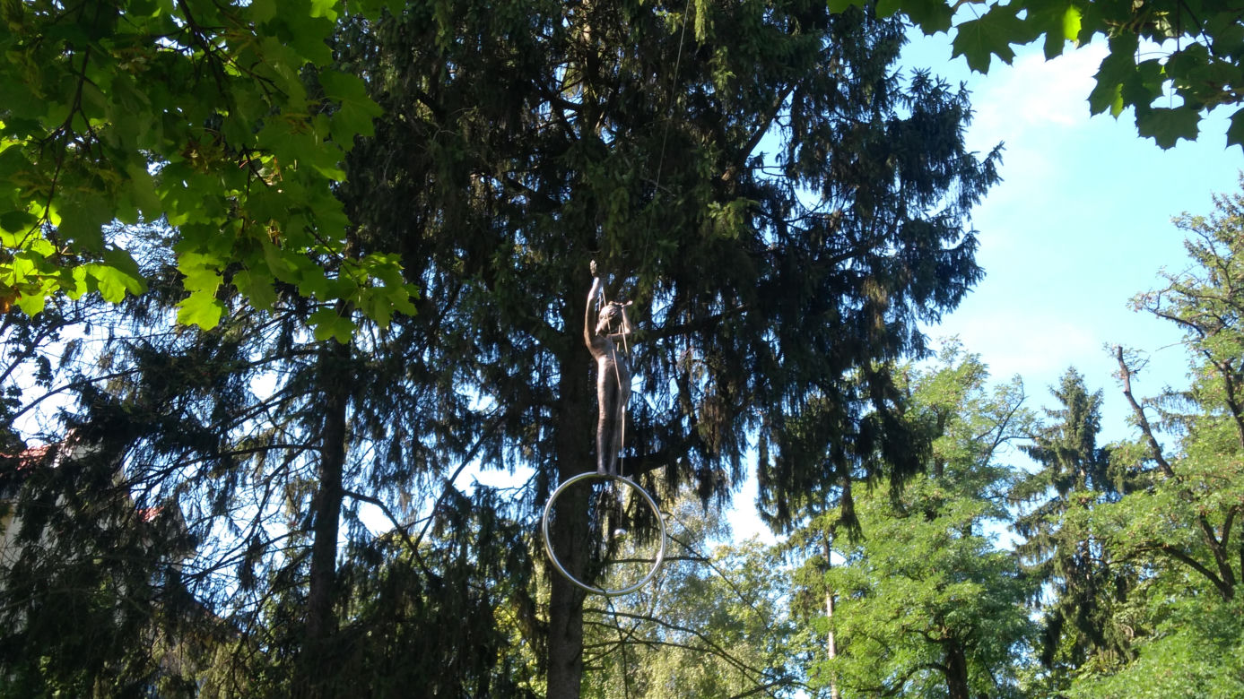 Balansujące rzeźby w szpitalu im. Babińskiego