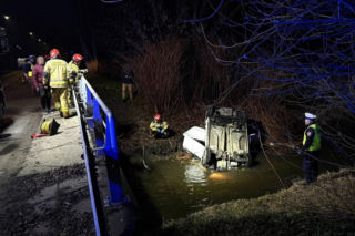 Auto wpadło do rzeki, nie żyje 21-letni kierowca! Pasażerka walczy o życie 