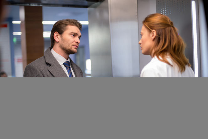 Lekarze 4 sezon odcinek 9  (odc. 48). Alicja (Magdalena Różczka),  mecenas Lasek (Jakub Mazurek)