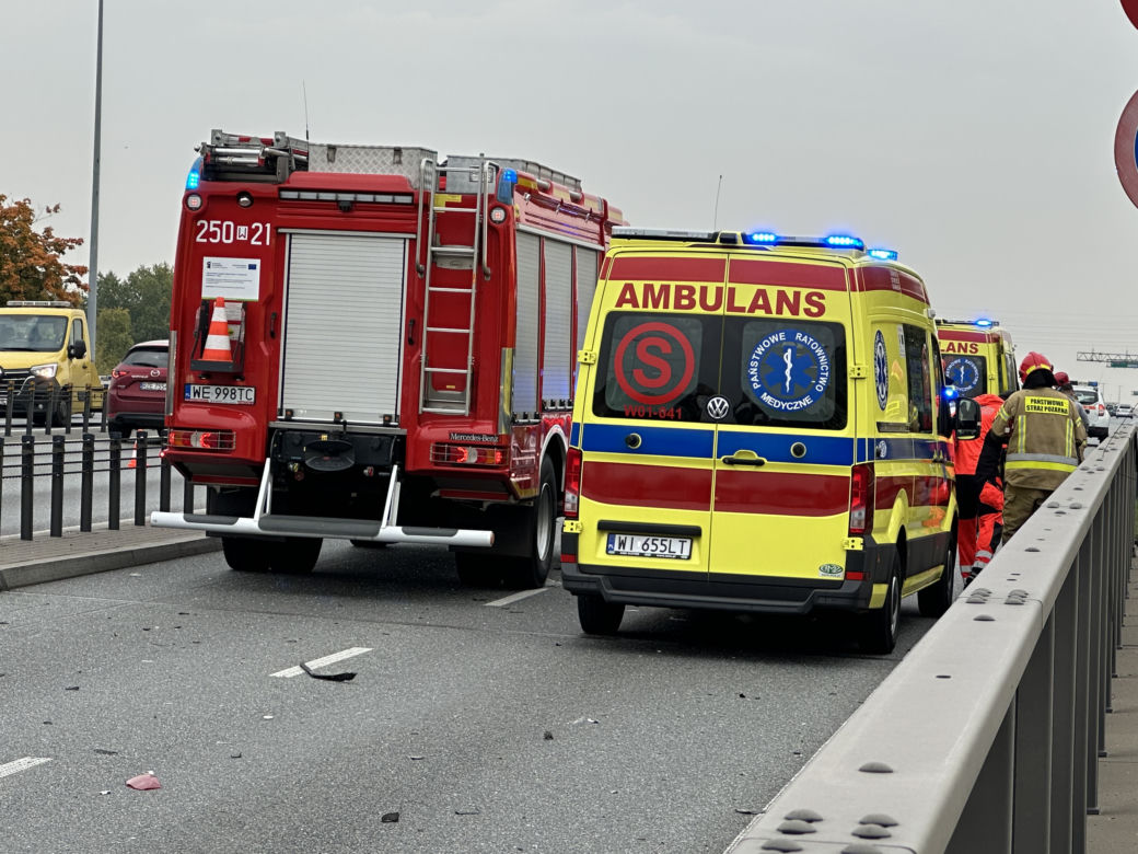 Wypadek na S8 w Warszawie, są ranni. Samochód dachował