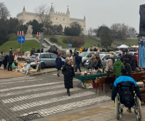 Lubelska Giełda Staroci w świątecznym klimacie. Tłumy szukały prezentów na Mikołajki