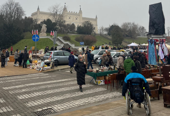 Lubelska Giełda Staroci w świątecznym klimacie. Tłumy szukały prezentów na Mikołajki