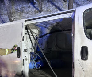 Zakleszczony kierowca i siedem butli gazowych w pojeździe
