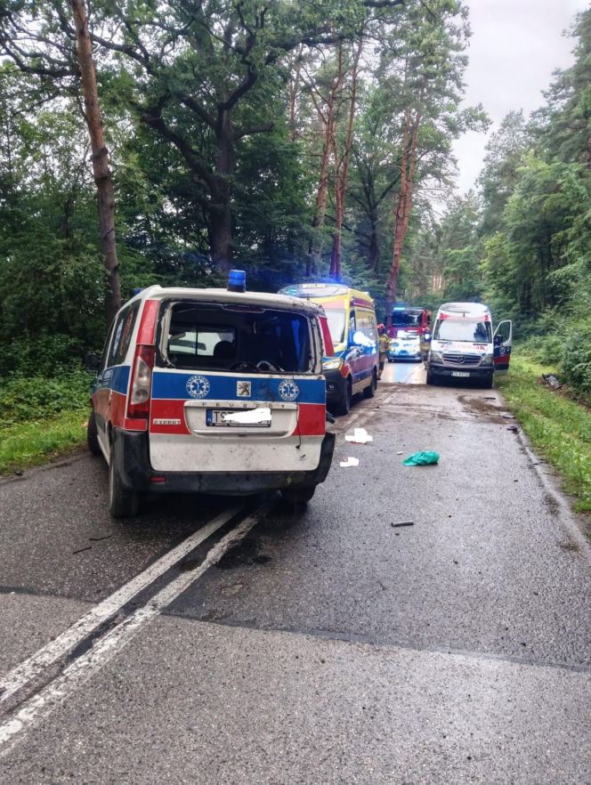 Groźny wypadek na leśnym odcinku drogi. Karetka rozbiła się między Stykowem a Kałkowem