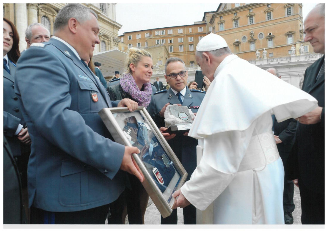Selfie z Franciszkiem? Małopolscy policjanci na audiencji w Watykanie