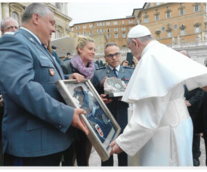 Selfie z Franciszkiem? Małopolscy policjanci na audiencji w Watykanie