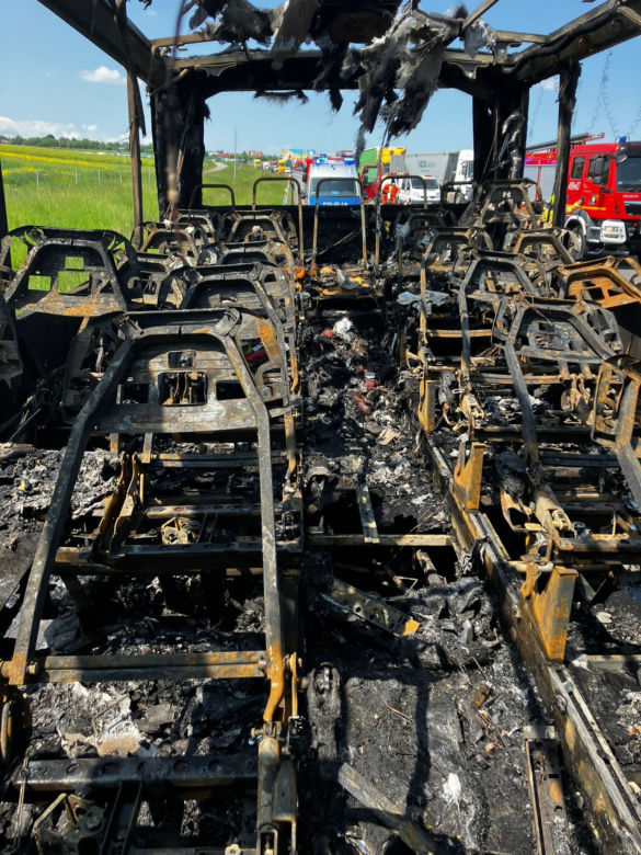 Pożar autokaru z wycieczką szkolną na A4. Cztery osoby trafiły do szpitala 