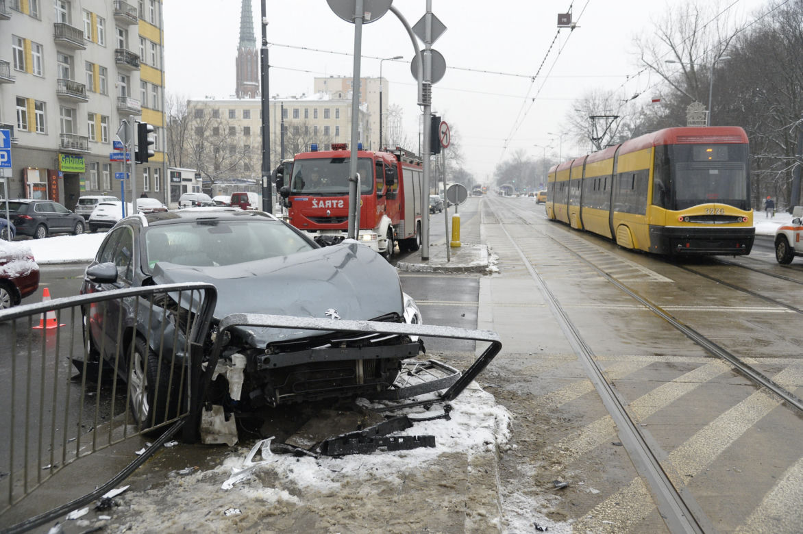 Warszawa. Wypadek na skrzyżowaniu ulic: alei Solidarności i ulicy Jagielońskiej.
