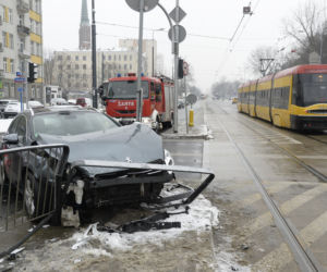 Warszawa. Wypadek na skrzyżowaniu ulic: alei Solidarności i ulicy Jagielońskiej.
