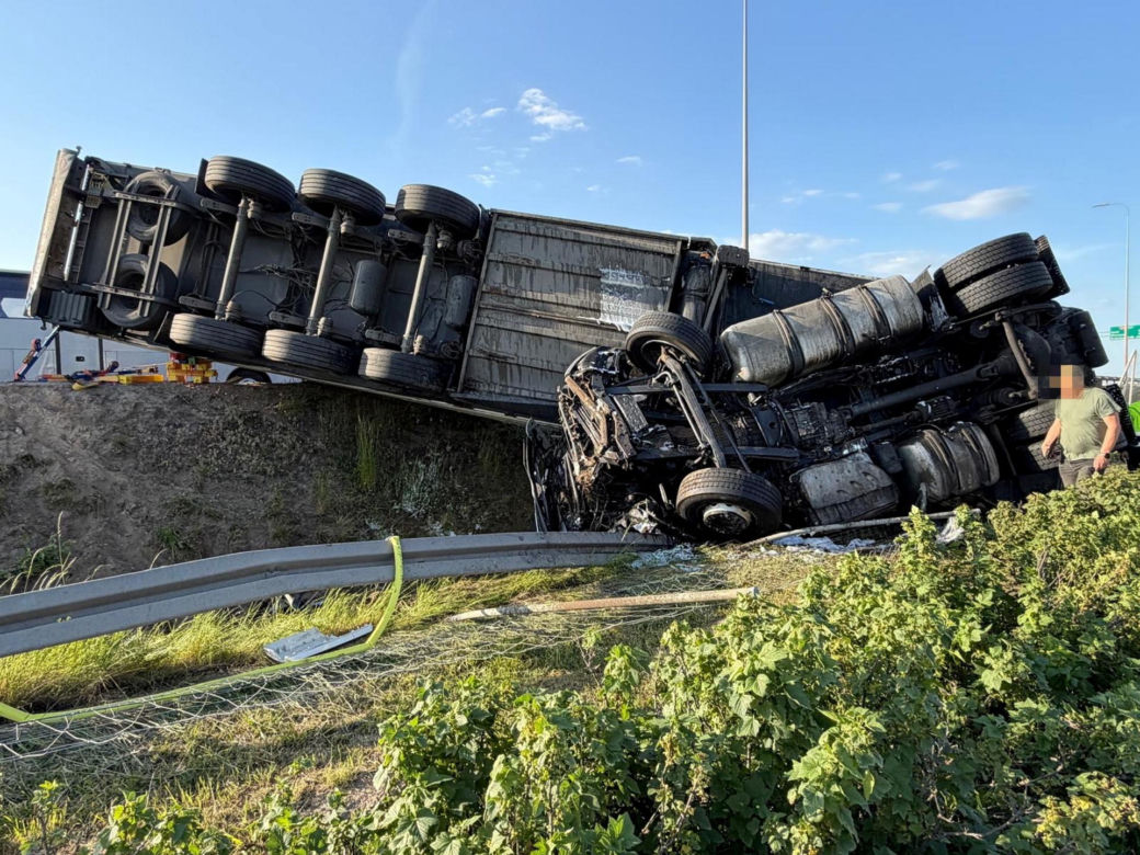 Poważny wypadek na trasie S8. Ciężarówka zderzyła się z osobówką