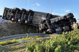 Poważny wypadek na trasie S8. Ciężarówka zderzyła się z osobówką