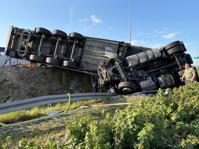 Poważny wypadek na trasie S8. Ciężarówka zderzyła się z osobówką