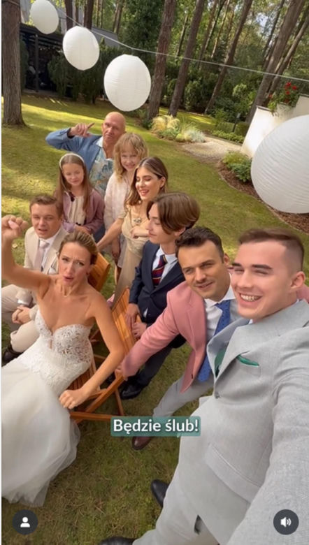 Barwy szczęścia. Asia (Anna Gzyra-Augustynowicz), Hubert (Marek Molak), Marysia (Nina Szumowska), Agata (Natalia Zambrzycka), Ignacy (Olaf Staszkiewicz), Tolek (Marek Siudym), Staś (Olaf Kasprzyk), Emilka (Jessica Frankiewicz)