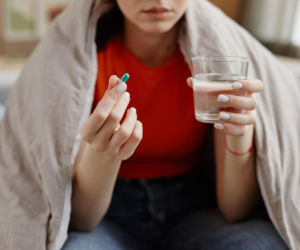 Tabletka staje ci w gardle? Oto dwa triki, które pomogą ci szybko połknąć każdą pigułkę