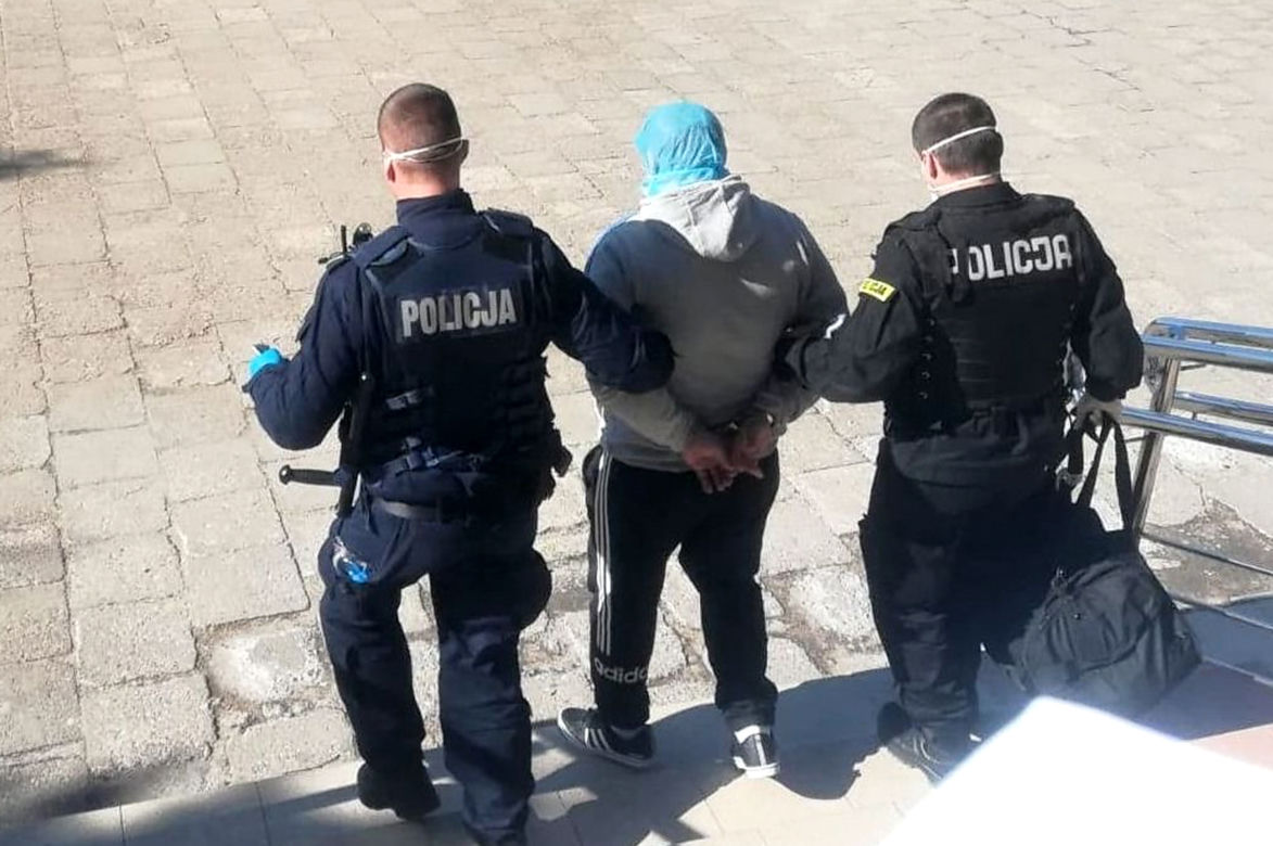 Ze strachu przed koronawirusem oddał się w ręce policji