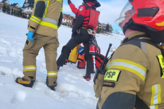 Koszmarny wypadek na stoku narciarskim na Podhalu. Mężczyzna uderzył w drzewo i wpadł do potoku