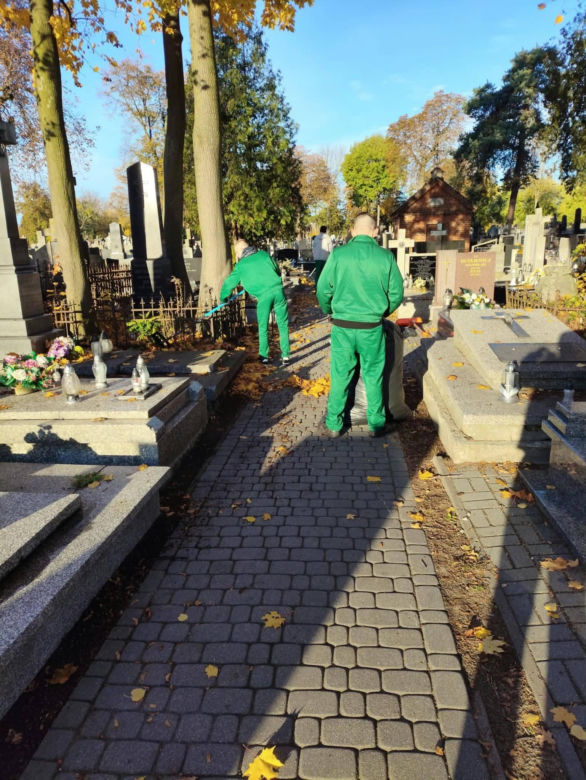 Siedlce: Osadzeni z Zakładu Karnego robią porządki na terenie cmentarza