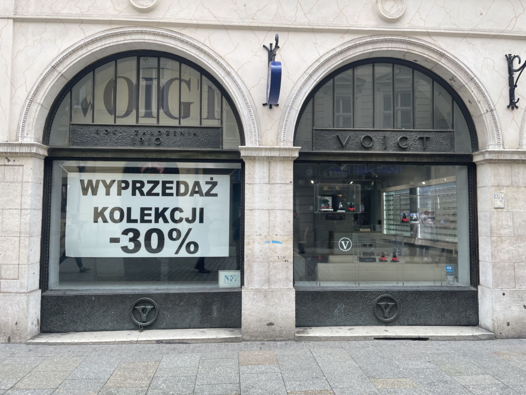 Ten zakład optyczny istnieje od 1910 roku. Przerwał dwie wojny, a przez inflację i ceny prądu grozi mu zamknięcie
