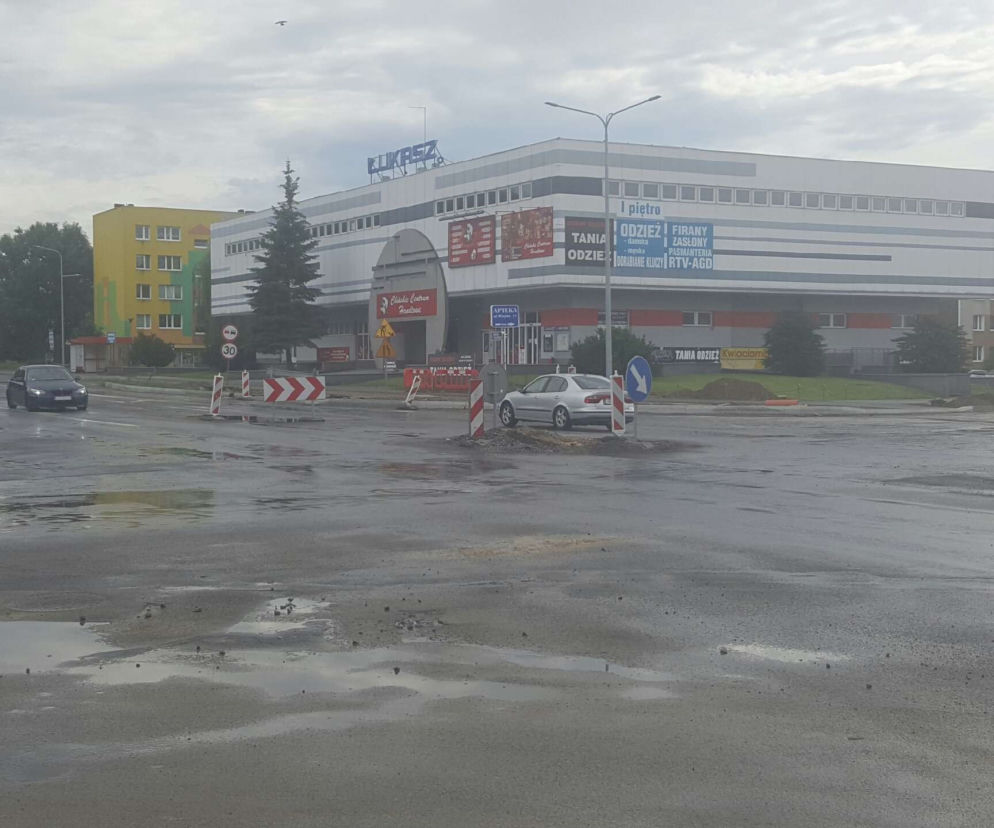 Roboty drogowe na skrzyżowaniu Wojska Polskiego, Wiejskiej, Lubelskiej i Piłsudskiego w Zamościu