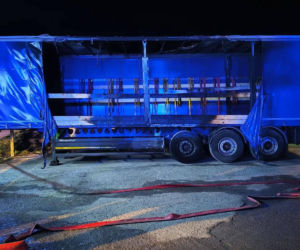 Lubelskie: Ogień trawił ciężarówki i kombajn! Dramatyczna interwencja strażaków w środku nocy