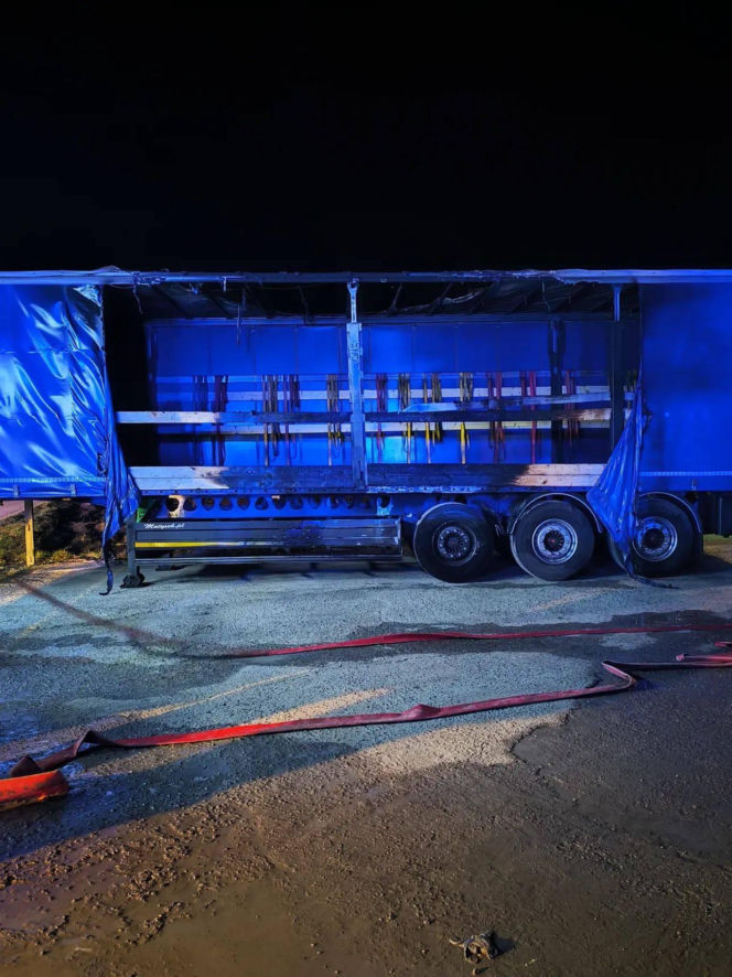 Lubelskie: Ogień trawił ciężarówki i kombajn! Dramatyczna interwencja strażaków w środku nocy