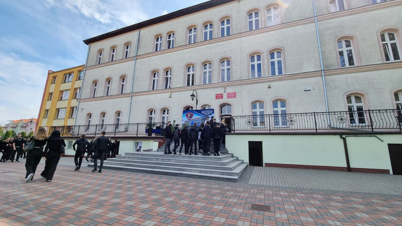 Koledzy żegnają swoją Madzię. "Cześć Jej pamięci!". Łzy, rozpacz i niezrozumienie. Nie tak miał wyglądać koniec roku szkolnego [ZDJĘCIA]