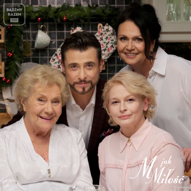 M jak miłość świąteczny odcinek specjalny. Wigilia Mostowiaków. Barbara (Teresa Lipowska), Marek (Kacper Kuszewski), Marta (Dominika Ostałowska), Marysia (Małgorzata Pieńkowska)
