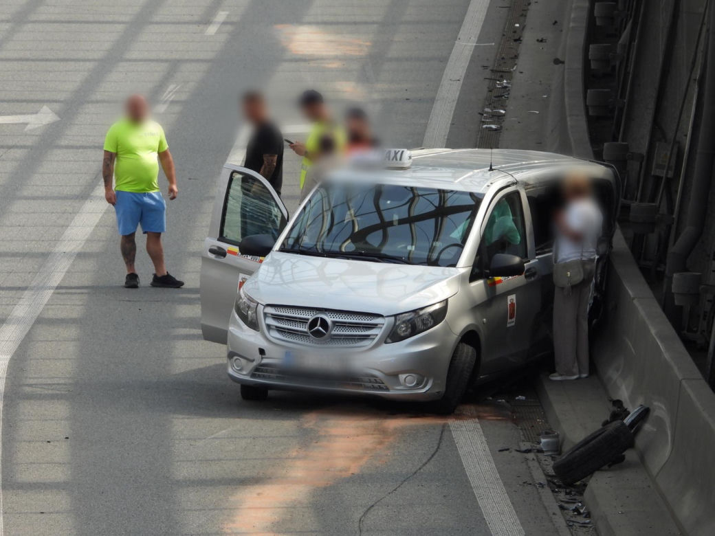 Osobówka dachowała na S8. Dwoje dzieci w szpitalu!