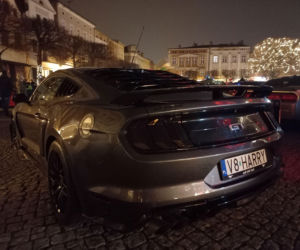 Świąteczny Zlot Amerykańskich Samochodów na Rynku w Lesznie