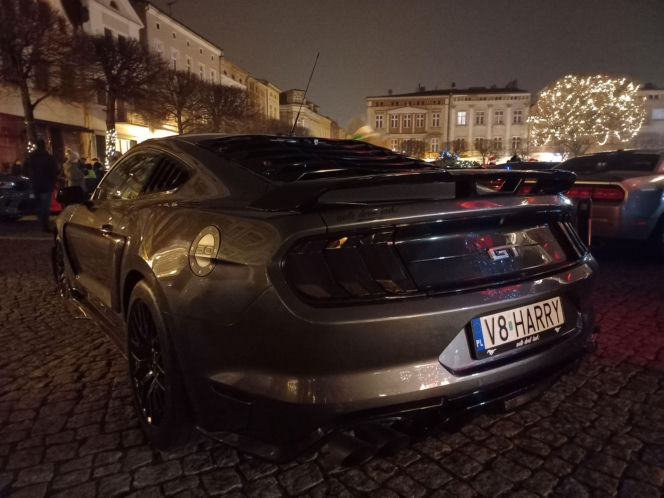 Świąteczny Zlot Amerykańskich Samochodów na Rynku w Lesznie