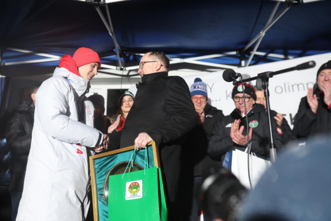 Kacper Tomasiak powitany po IO w rodzinnych stronach