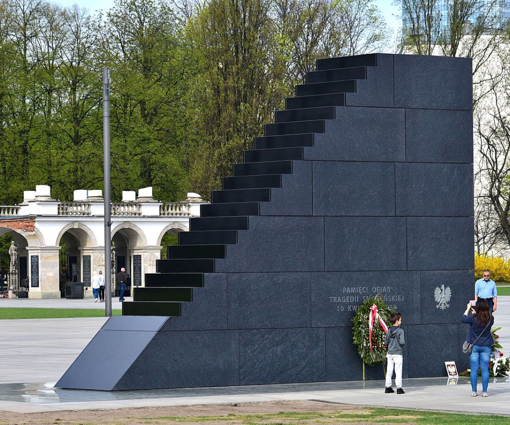 Pomnik Ofiar Tragedii Smoleńskiej 2010 roku w Warszawie