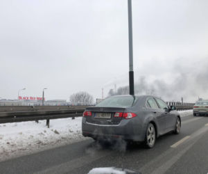Pożar na Bałutach! Ogień w hali, w której składują podpałkę do grilla!