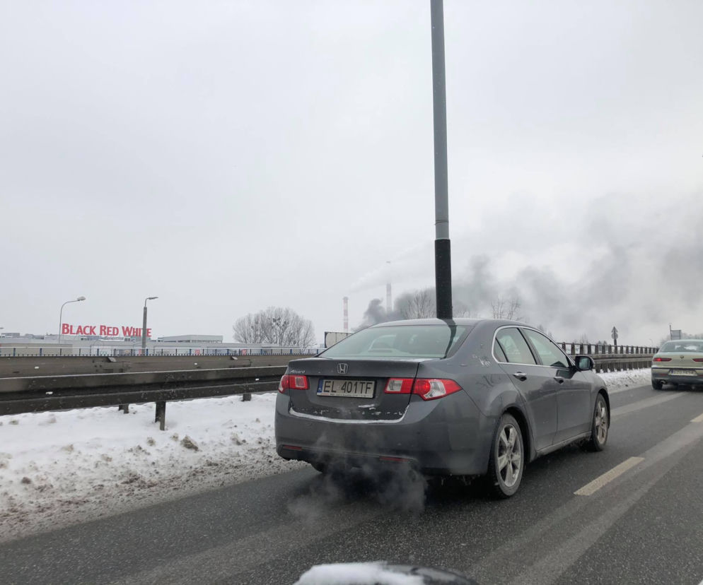 Pożar na Bałutach! Ogień w hali, w której składują podpałkę do grilla!
