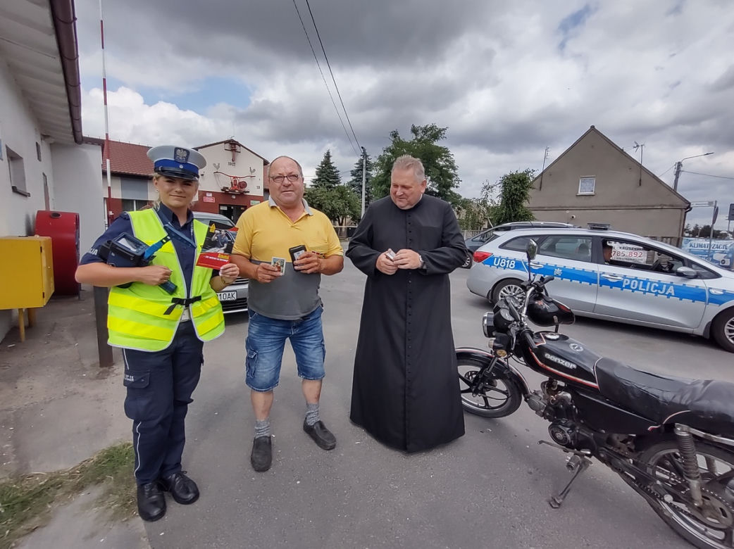 Ksiądz razem z drogówką zatrzymywał kierowców. Tego jeszcze nie widzieli [ZDJĘCIA]