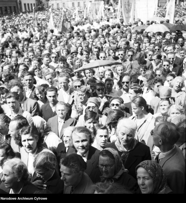 Uroczystość Bożego Ciała w Warszawie celebrowana przez Prymasa Polski kardynała Stefana Wyszyńskiego - 1957 rok