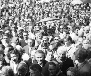 Uroczystość Bożego Ciała w Warszawie celebrowana przez Prymasa Polski kardynała Stefana Wyszyńskiego - 1957 rok