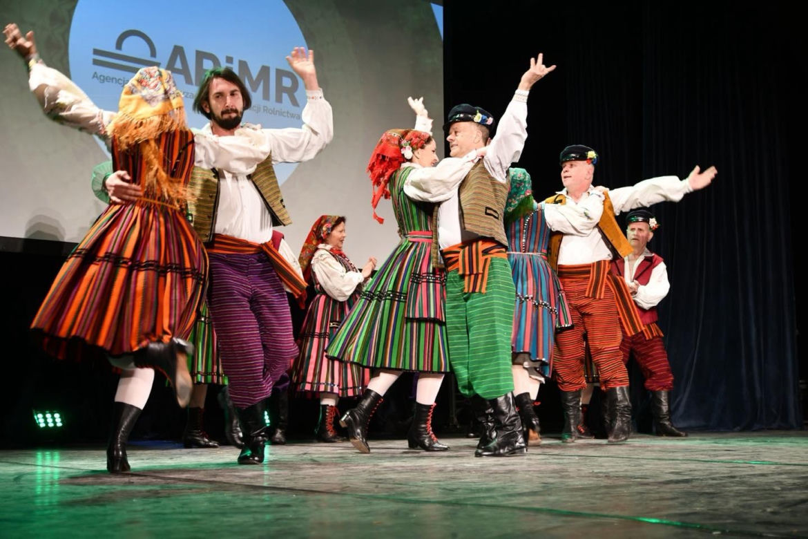 Starachowice tętnią tradycją! Trwa pierwszy Festiwal Kół Gospodyń i Gospodarzy Wiejskich „Lokalne pasje”