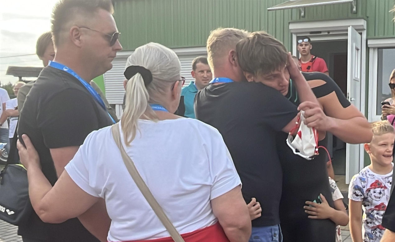 Damian płynie 100 km bez przerwy, aby pomóc Adasiowi!