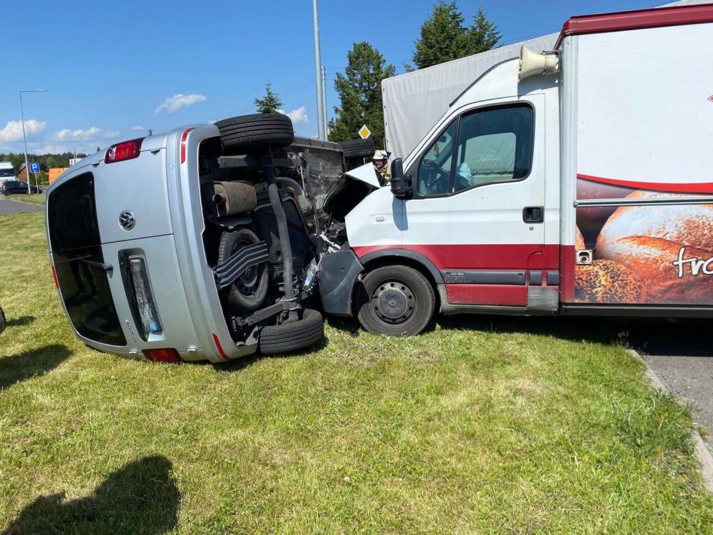 Zablokowana DK 12 w Kąkolewie koło Leszna. Po kolizji z udziałem dwóch samochodów