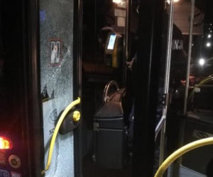 Ostrzelanie autobusu pod Krakowem. Kierowca i pasażerowie cudem uniknęli śmierci!