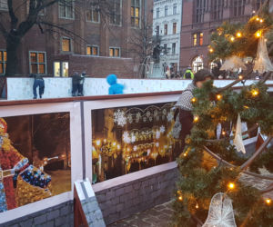 Lodowisko pod chmurką na Rynku Staromiejskim w Toruniu