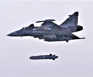 Pocisk Taurus odpalony z myśliwca Gripen